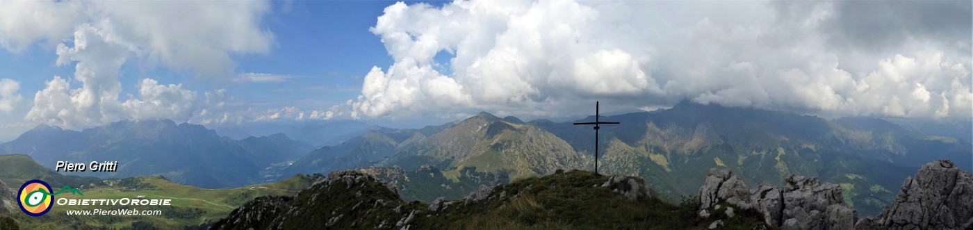 53 Panoramica dalla croce di vetta della Corna Piana (2089 m).jpg